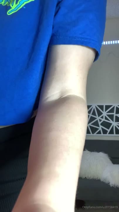 Phat Ass Snapchat White Girl Oiling and Trying her New Buttplug Porn