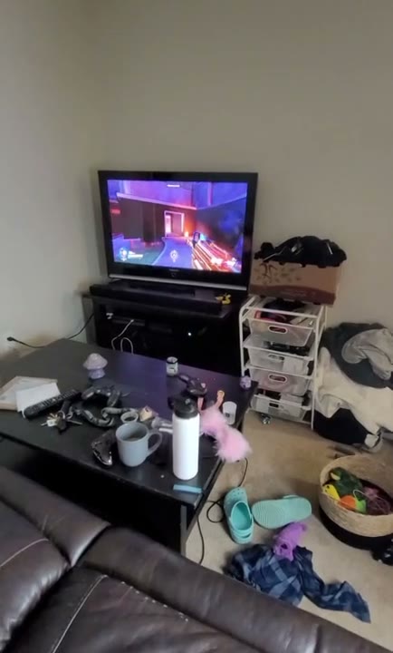 Big Ass Snapchat Gamer Was Too Focused on the Game That She Didn T Know a Dick Sliding Inside her Pussy