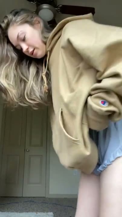 Amateur Babe with Bouncy Ass Filming Herself Stripping Naked on Snapchat After College