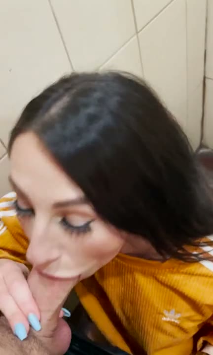 Big Cock Dude Gets Sloppy Snapchat Blowjob From Beautiful Stranger at a Party