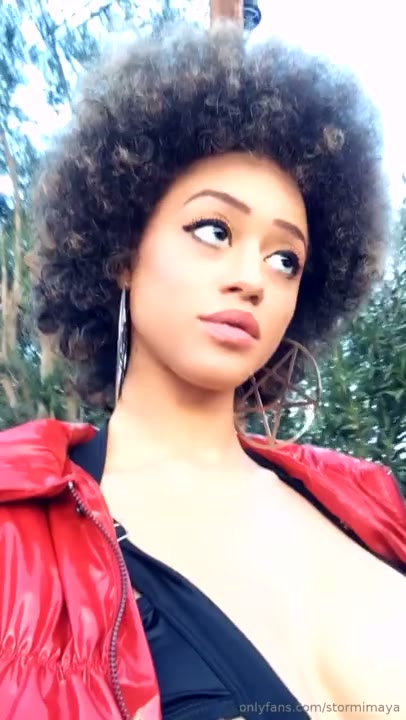 Hot Nyc Actress Loves Showing her Naked Snapchat Boobs While Taking to Fans