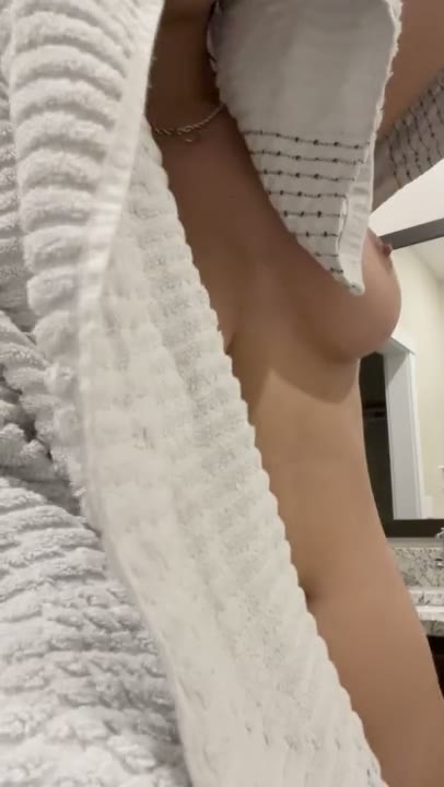 Hot PAWG Snaps Herself Naked After Taking a Bath