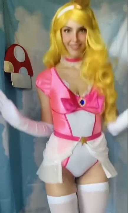 Girl Cosplays Nude Princess Peach on Snapchat and Having Fun with her Pussy
