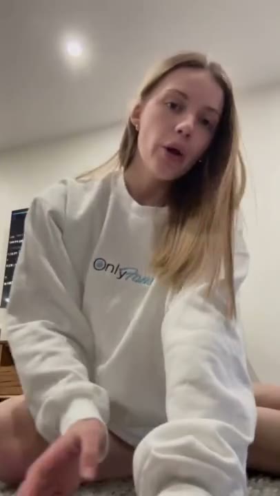 Slim White Girl Feels Horny Bring Bottomless with her Tight Pussy Uncovered